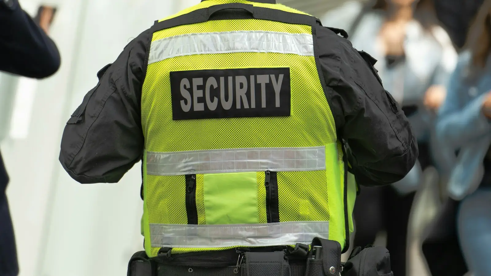 Agent de sécurité privée en gilet haute visibilité pendant une ronde, marchés publics de gardiennage